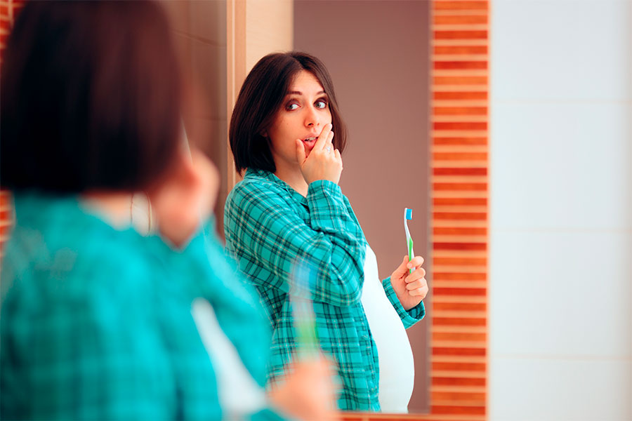 mujer-embarazada-sujetando-cepillo-dientes
