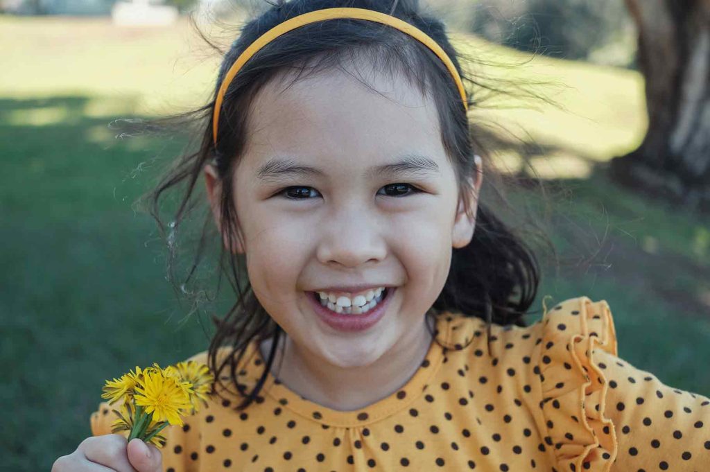 niña pequeña con dientes torcidos