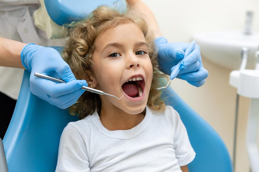 Niña sentada clínica dentista