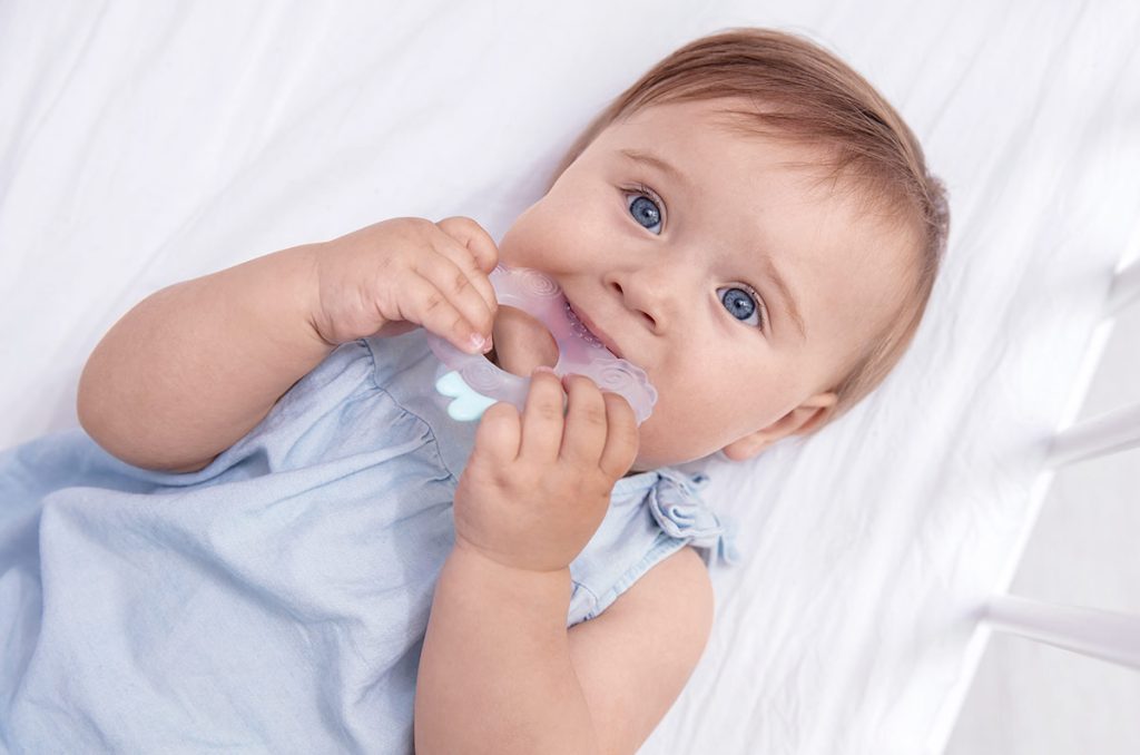 Bebé con encías inflamadas