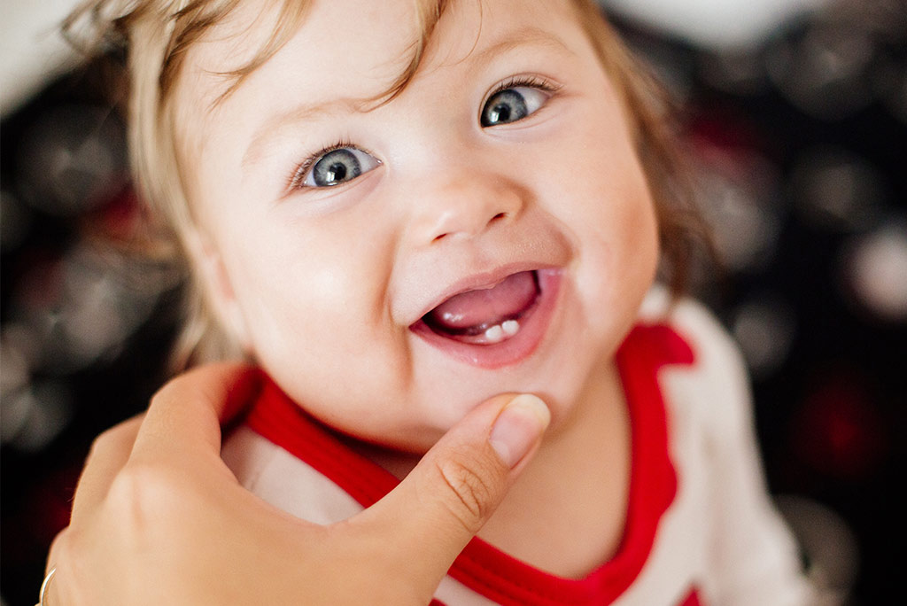 Bebé con sus primeros dientes de leche