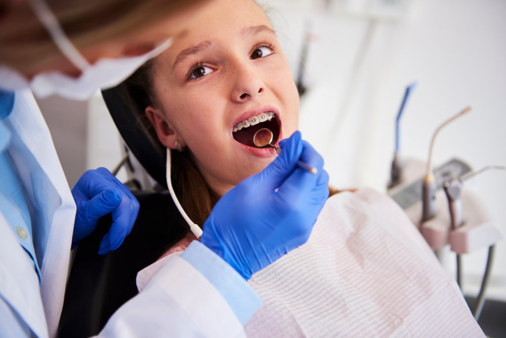 Niña en dentista con mordida cruzada