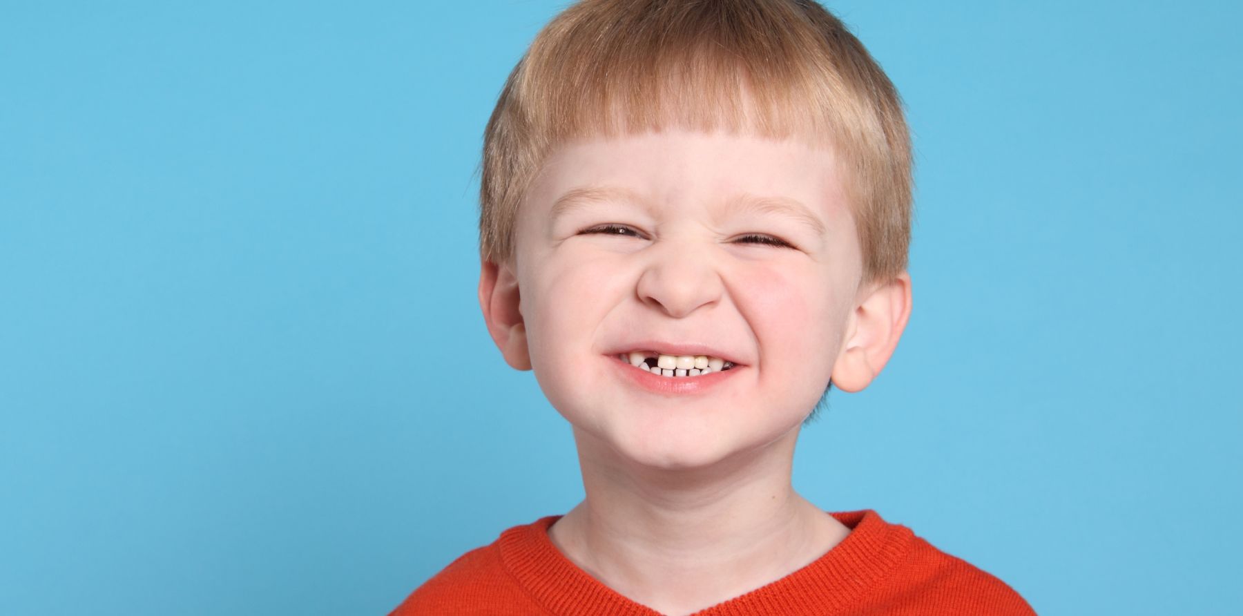 niño sonriendo con dientes de leche