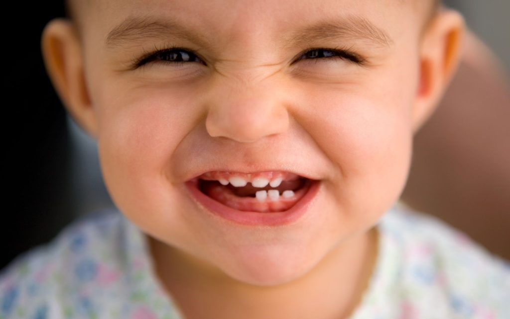 bebé que rechina los dientes