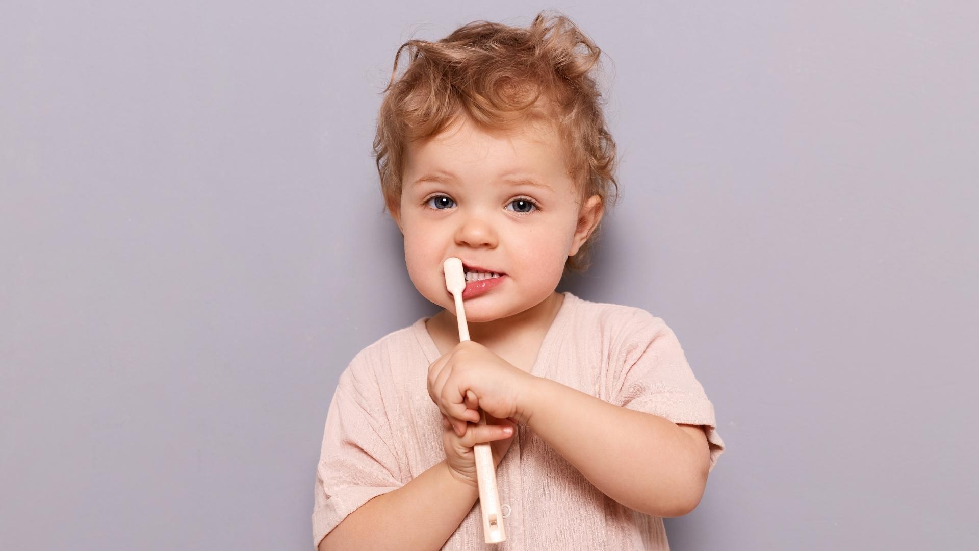 Bebé cepillándose los dientes