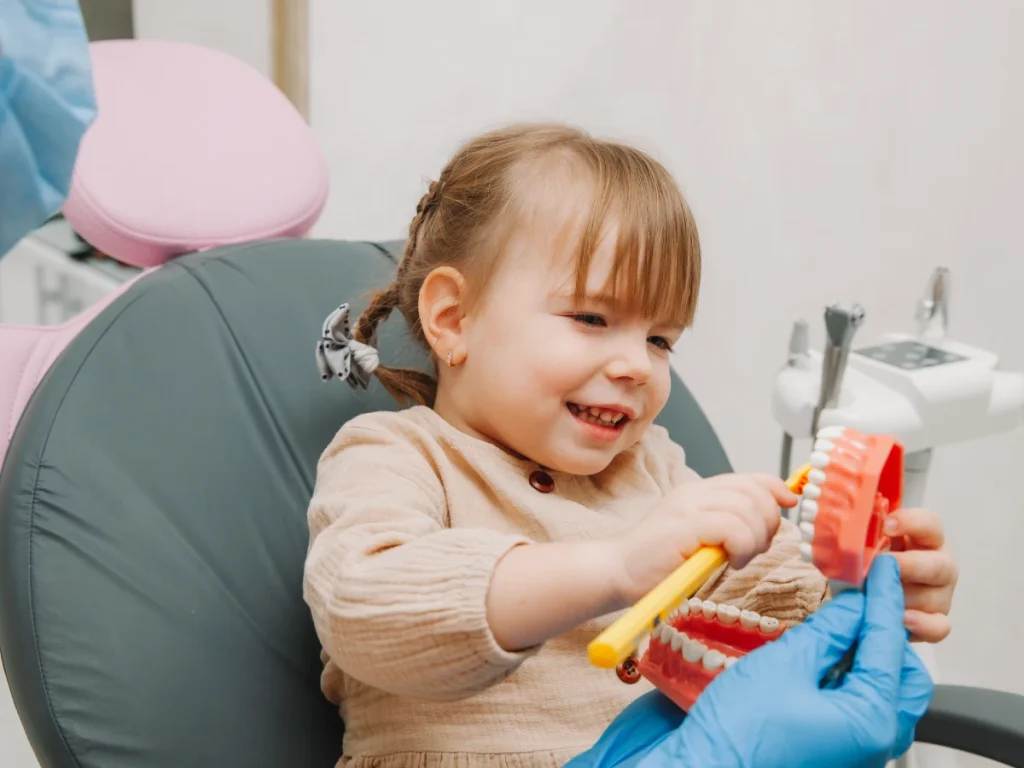 niña feliz en una consulta médica